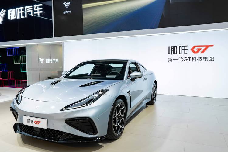 成都166哪吒汽车在智能汽车领域的表现，领途汽车在新能源汽车市场中的影响力